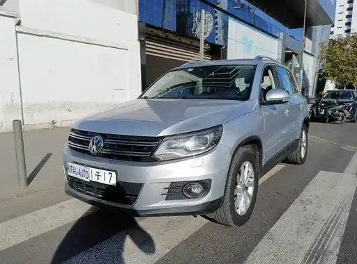 VOLKSWAGEN Tiguan